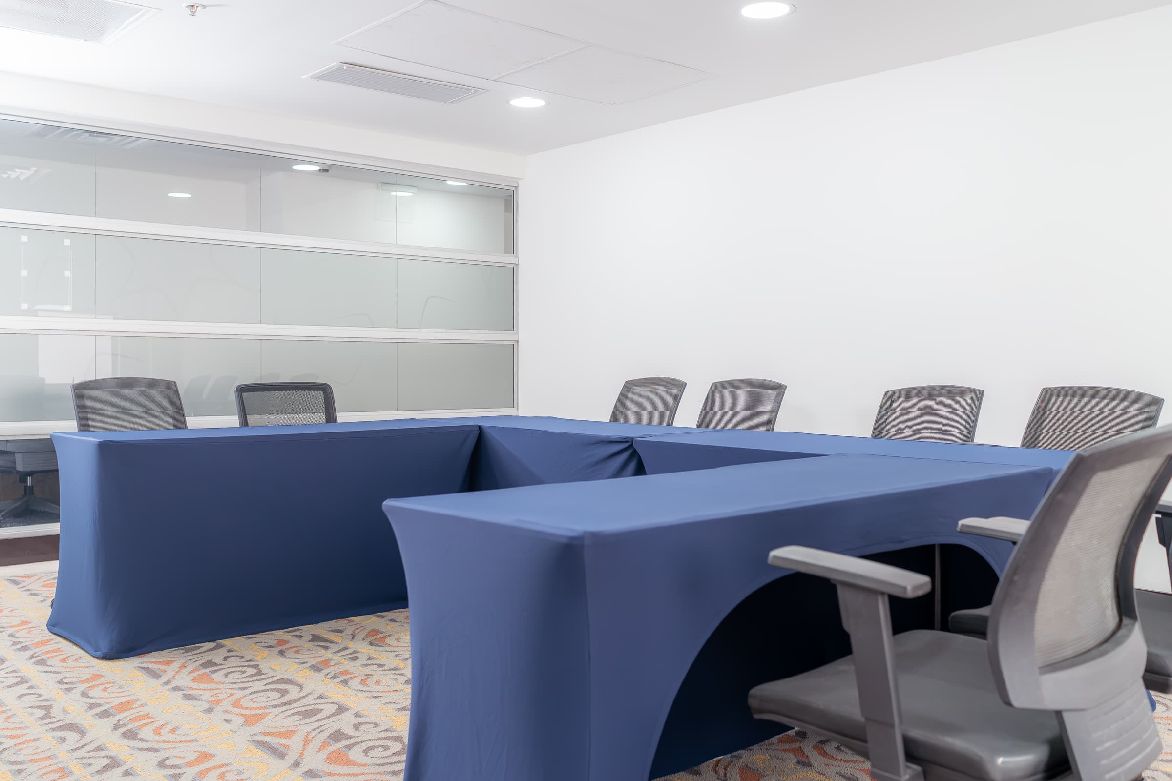 Sala de reuniones con mesa en U